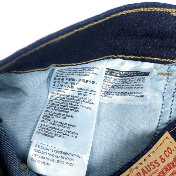 NWT Levis Womens Classic Mid Rise Bermuda Shorts - Picture 8 of 13